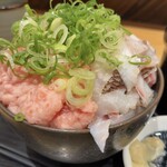 魚楽 - ネギトロまだい丼 ¥890