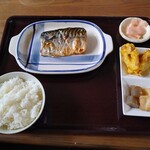 のぶちゃん家 - さばの塩焼き（サラダと小かけうどんもつくが遅れて配膳された）