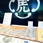 とらや 赤坂店 - 涼しげな夏の和菓子が並ぶ