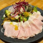 洋食 おがた - 自家製ロースハムと初夏野菜サラダ