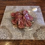 へっちゃらや - 国産牛もも肉のタタキ