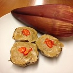 JIMJUM - これはタイの伝統的な料理の１つです。
      
      バナナの花を使った、手作りでこだわりの蒸したレッドカレーです。
      
      包んでいるお皿にも、バナナの葉っぱを使っているため、
      味だけでなく、香りも一緒に楽しむことができます。
      
      また、この料理は、とても栄養価も高く、タイでは、赤ちゃんの
      離乳食等にもなっております。