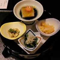 和処 よしの - 先附け ホウレン草お浸し、山芋おくら、烏賊のおろしめんたい和え、煮凝り