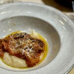 2tsumoli  - 石岡にある『 鈴木牧場 』のお産を終え 乳も出なくなった 経産牛のスネ肉を使用
      『 鈴木牧場 』の「 命を全うしましょう 」という思いに 応えたお料理