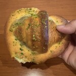 リョウイチヤマウチ - ピスタチオクリームとフランボワーズコンフィチュールのクロワッサン