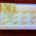 とらや - 成形して可愛らしいお目目を付けた金魚を寒天で泳がす