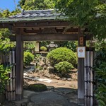 Juniso Mikan - お店の門の前に着きました