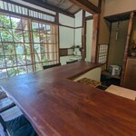 Juniso Mikan - 広々としたコの字型のカウンター席