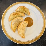 Oil  - 海老とチーズ+トウモロコシピューレの2種のエンパナーダにボラーチョソース