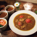 スパイスカフェ - カレー4種(かきカレー、チキン、ラム、トマトとほうれん草ココナッツカレー)