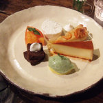 スパイスカフェ - デザートは一皿にまとめてみました。ブランマンジェとカスタードプリンがうんまい