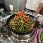 韓国焼肉sisi - カムジャタン鍋。見た目ほど辛くないです。辛さを選べて、確か中辛を選んだと思います。