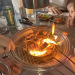韓国焼肉sisi - サムギョプサル焼いてます