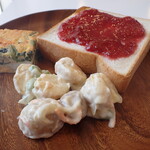 トーコーキッチン - 苺ジャムパン キッシュ ポテトサラダ 