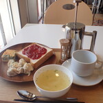 トーコーキッチン - 苺ジャムパン キッシュ ポテトサラダ オニオンスープ