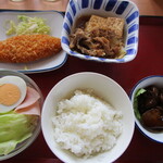 まいどおおきに食堂 - 料理写真:白身魚フライ、牛すき豆腐、鶏肝、フレッシュサラダ、ごはん小