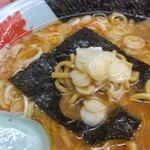 山岡家 - 麺にもスープにも馴染みが悪いので、海苔で包んでみたりして