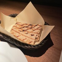 CICADA - 付け合わせ？のパン。ペラペラだったけど美味しかった。ラタトゥーユを乗せて食べた。