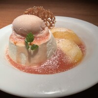 CICADA - デザートのパンナコッタと季節のフルーツ。今回は桃でした。