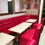 カラオケぷりんす - 店内は15席以上あります。