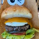 シエル・アムール - 目玉チーズバーガーのアップ