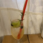 カフェ アクイーユ - 2024年9月　エルダーフラワーとマスカットのソーダ