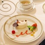 ディズニーアンバサダーホテル - ミッキーのケーキ　クリームチーズのムース　ラズベリーソース添え