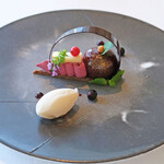 ヌーヴェル・エポック - ランチコース 14450円 のカシスとリンゴのタルトショコラ ビールのソルベとアマレットの香りを添えて