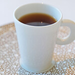 ヌーヴェル・エポック - ランチコース 14450円 の和牛で仕上げた琥珀色に輝くダブルコンソメを小さなカップで