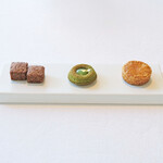 ヌーヴェル・エポック - ランチコース 14450円 のバターたっぷりのカルテル、抹茶風味のフィナンシェ、チョコレートとココナッツのクッキー