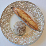 ヌーヴェル・エポック - ランチコース 14450円 の石川県能登の中島菜のパン、バゲット