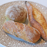 ヌーヴェル・エポック - ランチコース 14450円 の石川県能登の中島菜のパン、バゲット、昆布を使った塩昆布と昆布出汁の入ったパン