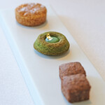 ヌーヴェル・エポック - ランチコース 14450円 のバターたっぷりのカルテル、抹茶風味のフィナンシェ、チョコレートとココナッツのクッキー