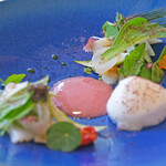 ヌーヴェル・エポック - ランチコース 14450円 の旬のいかのマリネとグリーンアスパラガスと春野菜のサラダ 梅のヴィネグレットソース