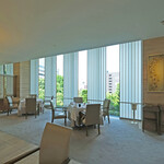 ヌーヴェル・エポック - 店内のテーブル席の風景です