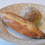 ヌーヴェル・エポック - ランチコース 14450円 の石川県能登の中島菜のパン、バゲット