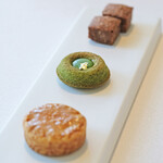 ヌーヴェル・エポック - ランチコース 14450円 のバターたっぷりのカルテル、抹茶風味のフィナンシェ、チョコレートとココナッツのクッキー
