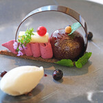 ヌーヴェル・エポック - ランチコース 14450円 のカシスとリンゴのタルトショコラ ビールのソルベとアマレットの香りを添えて