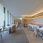 ヌーヴェル・エポック - 店内のテーブル席の風景です