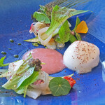 ヌーヴェル・エポック - ランチコース 14450円 の旬のいかのマリネとグリーンアスパラガスと春野菜のサラダ 梅のヴィネグレットソース