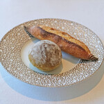 ヌーヴェル・エポック - ランチコース 14450円 の石川県能登の中島菜のパン、バゲット