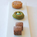 ヌーヴェル・エポック - ランチコース 14450円 のバターたっぷりのカルテル、抹茶風味のフィナンシェ、チョコレートとココナッツのクッキー