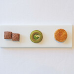 ヌーヴェル・エポック - ランチコース 14450円 のバターたっぷりのカルテル、抹茶風味のフィナンシェ、チョコレートとココナッツのクッキー