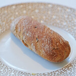 ヌーヴェル・エポック - ランチコース 14450円 の昆布を使った塩昆布と昆布出汁の入ったパン