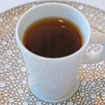 ヌーヴェル・エポック - ランチコース 14450円 の和牛で仕上げた琥珀色に輝くダブルコンソメを小さなカップで