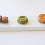 ヌーヴェル・エポック - ランチコース 14450円 のバターたっぷりのカルテル、抹茶風味のフィナンシェ、チョコレートとココナッツのクッキー