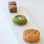 ヌーヴェル・エポック - ランチコース 14450円 のバターたっぷりのカルテル、抹茶風味のフィナンシェ、チョコレートとココナッツのクッキー