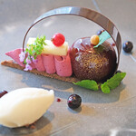 ヌーヴェル・エポック - ランチコース 14450円 のカシスとリンゴのタルトショコラ ビールのソルベとアマレットの香りを添えて