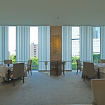 ヌーヴェル・エポック - 店内のテーブル席の風景です