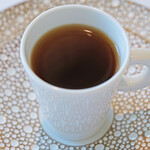 ヌーヴェル・エポック - ランチコース 14450円 の和牛で仕上げた琥珀色に輝くダブルコンソメを小さなカップで